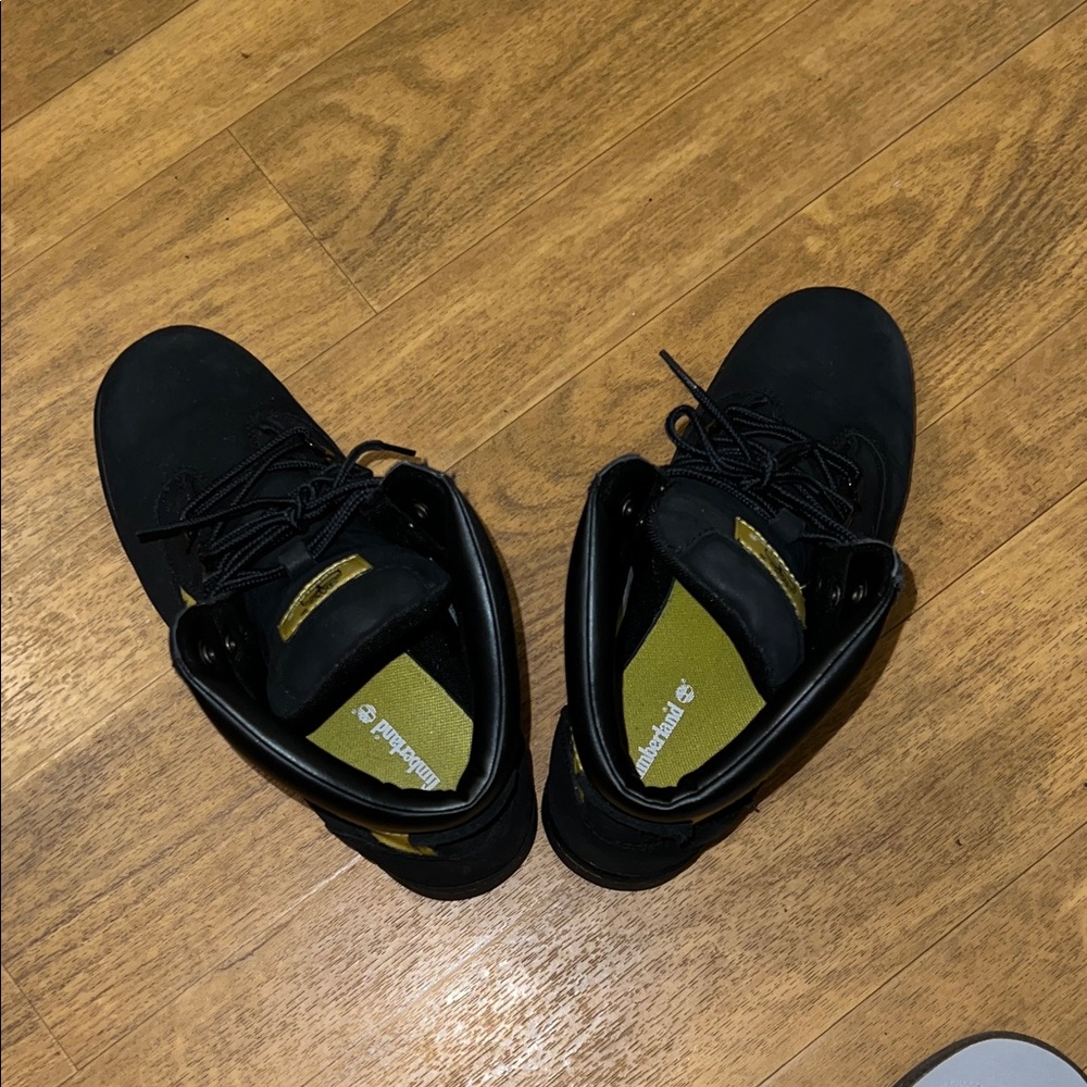 Timberland Dual-Tone Black and Yellow Boots so comfortable. Don’t fit me anymore - Picture 4 of 9